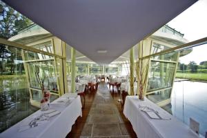 Restorāns vai citas vietas, kur ieturēt maltīti, naktsmītnē Logis des Lacs d'Halco