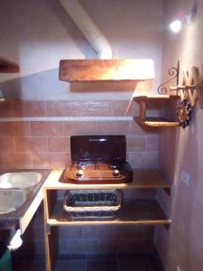 uma cozinha com uma placa de fogão numa prateleira em Antica Tenuta em Gallipoli