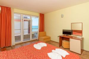 Postel nebo postele na pokoji v ubytování Iris Beach Hotel