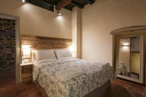 a bedroom with a bed and a dresser at Casa Zeni in Cortona