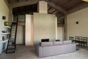 A seating area at Relais Casale Valigi