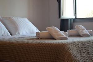 Una cama con dos toallas encima. en Zea Apartments, en Himare