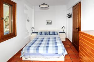 Un pat sau paturi într-o cameră la Diaporos View House
