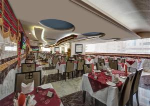 Sharjah Palace Hotel tesisinde bir restoran veya yemek mekanı