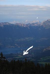 Гледка от птичи поглед на Annecy-Lake and Mountains - Savoie France