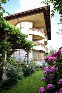 un edificio con flores delante en Lina Hotel, en Bansko