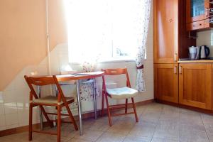 モスクワにあるApartement on Yartsevskaya 14のキッチン(テーブル、椅子2脚付)、窓が備わります。