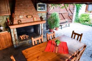 Draufsicht auf einen Holztisch und einen Kamin in der Unterkunft Lina Hotel in Bansko