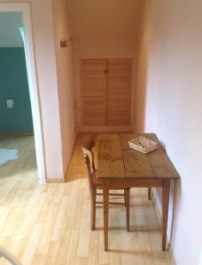 einen Holztisch und einen Stuhl in einem Zimmer in der Unterkunft Happy Together in Francorchamps
