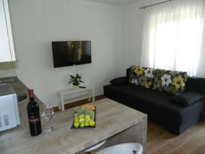 A television and/or entertainment centre at Apartments M&B