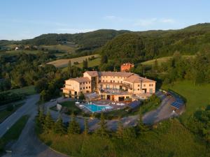 een luchtzicht op een huis in de heuvels bij Falcon Hotel in SantʼAgata Feltria