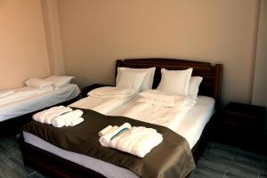 Postel nebo postele na pokoji v ubytování Hotel Lazi + 37 fotografií