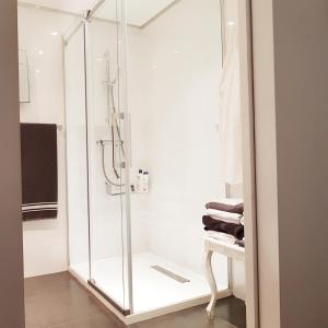 uma casa de banho com um chuveiro e uma porta de vidro em Chambre d hotes "Lilimyna" avec petit déjeuner em Barjols
