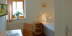 una piccola camera con letto e finestra di Goldene Traube a Senden