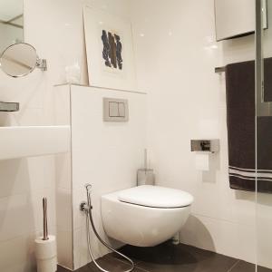bagno bianco con servizi igienici e lavandino di Chambre d hotes "Lilimyna" avec petit déjeuner a Barjols