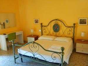 a bedroom with a bed and a yellow wall at B&B Il Parco Dei Pini in Giulianova
