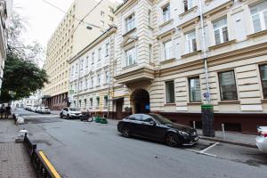 モスクワにあるPathos na Lubyankeの建物前に停車する黒車
