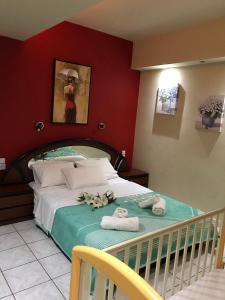 een slaapkamer met een bed met knuffels erop bij Steps to Nea Chora beach Angela apt ,10min to town in Chania