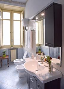 Ett badrum på La Dimora Luca Giordano