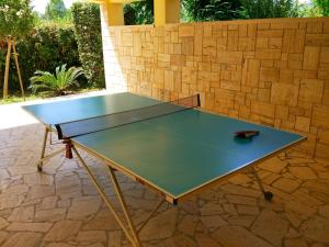 Stolní tenis v ubytování B&B Il Parco Dei Pini nebo okolí