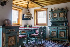 una cocina con muebles antiguos y una mesa con sillas. en Almhütte in Kärnten, en Goding