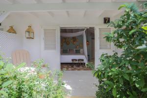 Kebun di luar Mahona Boutique Hotel