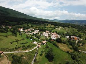 una vista aérea de un pequeño pueblo en las colinas en Alojamiento rural Las Indianas, en Villar