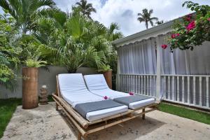 Kebun di luar Mahona Boutique Hotel