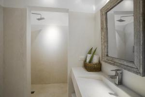 Kamar mandi di Mahona Boutique Hotel