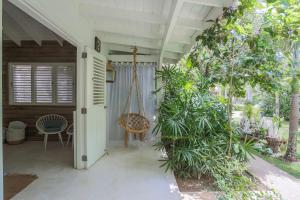 Kebun di luar Mahona Boutique Hotel