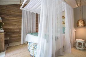 Tempat tidur dalam kamar di Mahona Boutique Hotel