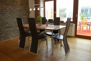 a dining room with a table and chairs at Ferienhaus Moselblick mit kostenfreien ÖPNV-Ticket in Ürzig