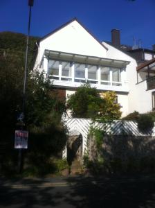 a white house with a large window on it at Ferienhaus Moselblick mit kostenfreien ÖPNV-Ticket in Ürzig