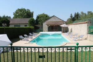 una piscina con sedie e recinzione di Villa d'Amoinville a Tilleau