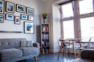 Ruang duduk di Anchored - Unique Apartment in Glasgow's West End
