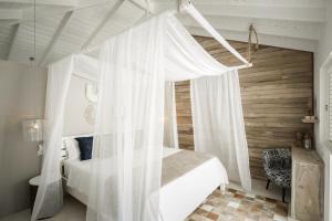 Tempat tidur dalam kamar di Mahona Boutique Hotel