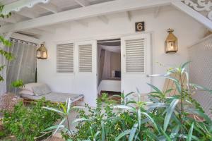 Kebun di luar Mahona Boutique Hotel