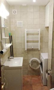 A bathroom at Torres del Sol Sea View Apartment