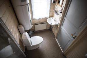 a small bathroom with a toilet and a sink at Efri-Vík Bungalows in Kirkjubæjarklaustur