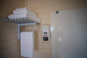 - une pile de serviettes sur un portant dans la chambre dans l'établissement Efri-Vík Bungalows, à Kirkjubæjarklaustur