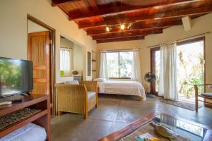 TV a/nebo společenská místnost v ubytování Tamarindo Village Hotel