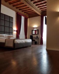 una camera con letto e scrivania di 1suite firenze a Firenze