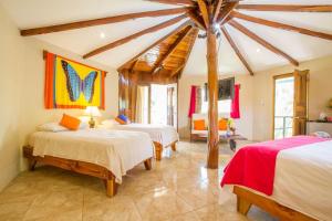 sypialnia z 2 łóżkami w pokoju w obiekcie Tamarindo Village Hotel w mieście Tamarindo