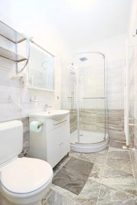 Vaci Apartments tesisinde bir banyo