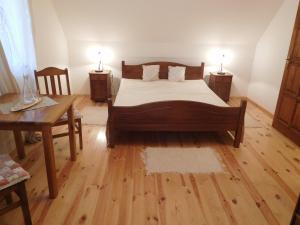 1 dormitorio con 1 cama, 1 mesa y 2 lámparas en Sára-háza, en Gagyapáti
