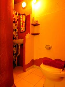 a bathroom with a toilet and a sink at Hostel La Humahuacasa in Humahuaca