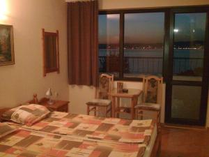 um quarto com uma cama e uma janela com vista em Hotel Tony em Nessebar