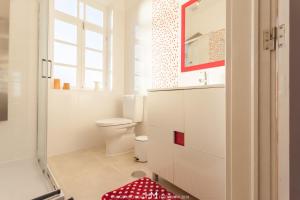 un bagno bianco con wc e doccia di Casa da Muralha ad Angra do Heroísmo Altre 9 foto