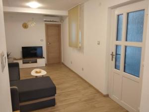 TV a/nebo společenská místnost v ubytování Apartman Laura