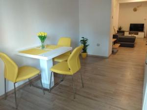 TV a/nebo společenská místnost v ubytování Apartman Laura